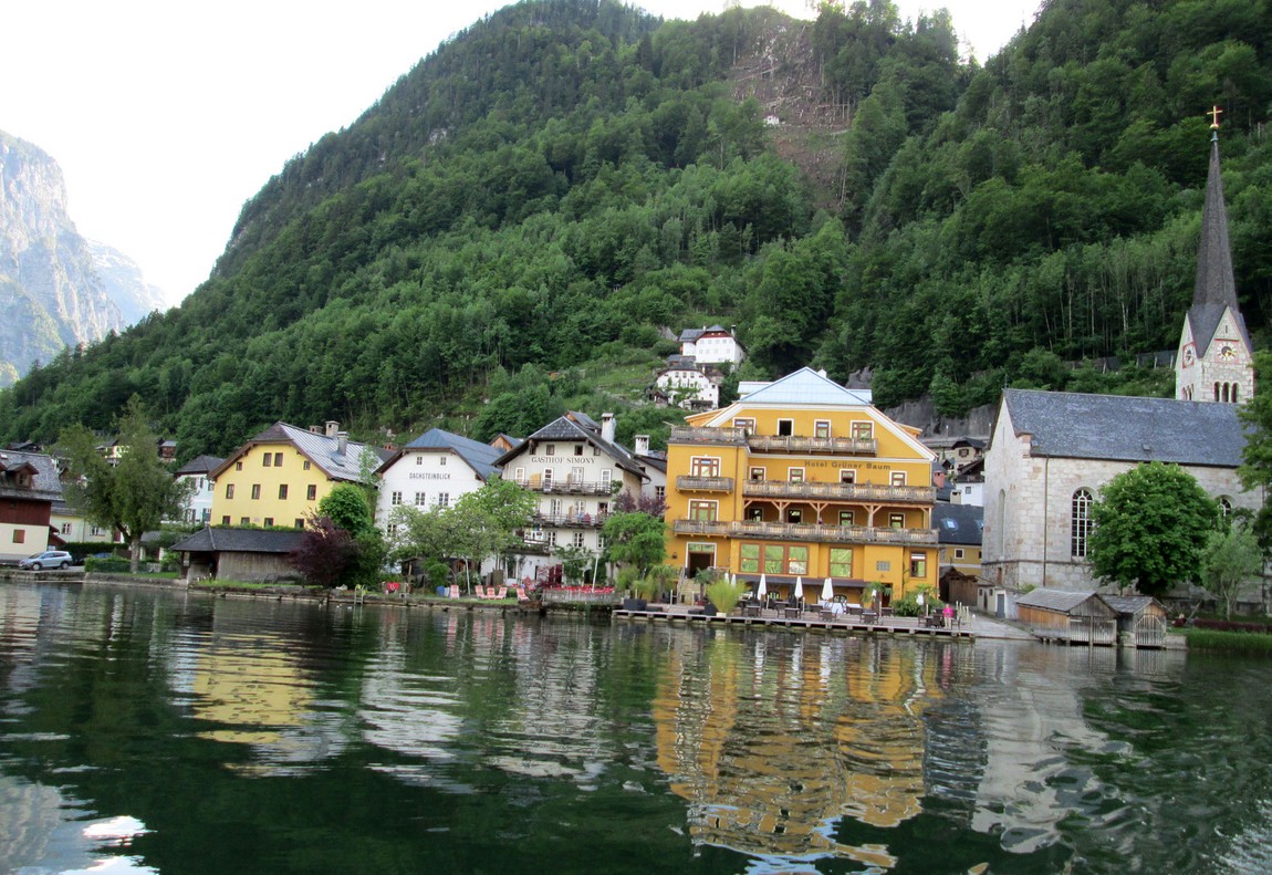 Озеро Гальштатт находится в Австрии.