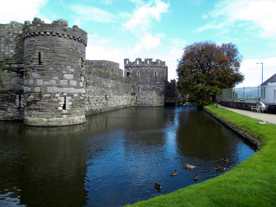 Замок Бомарис в окружении искусственного озера (Уэльс).