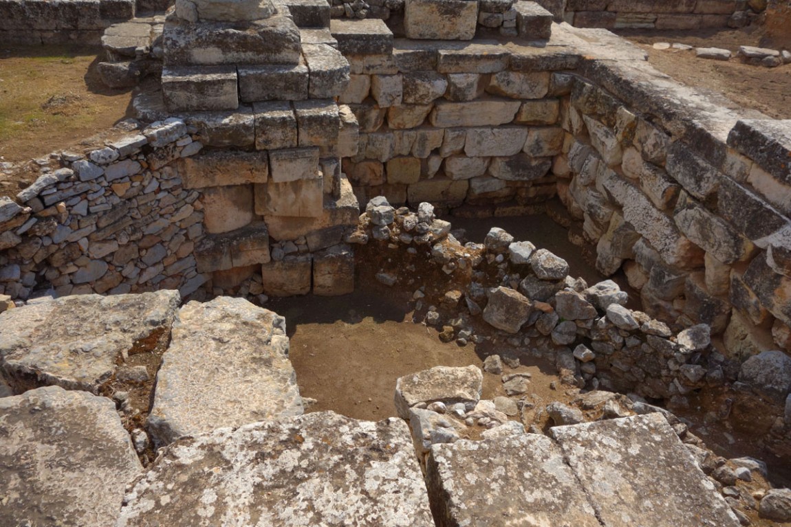 Развалины бывшего храмового сооружения где проходили Элевсинские мистерии