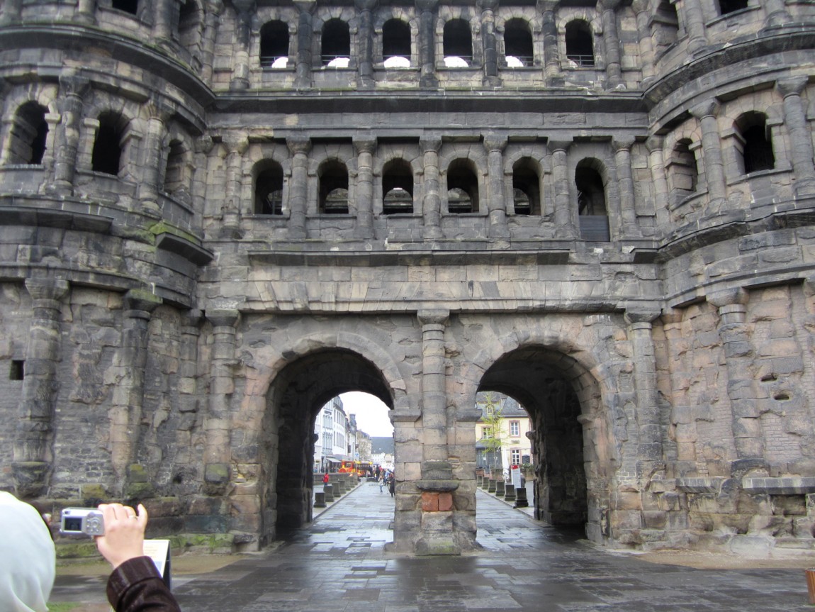 Римским воротам это черные ворота (Porta nigra)