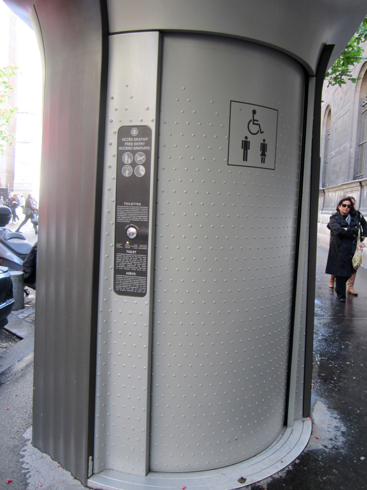 Уличный туалет в Париже