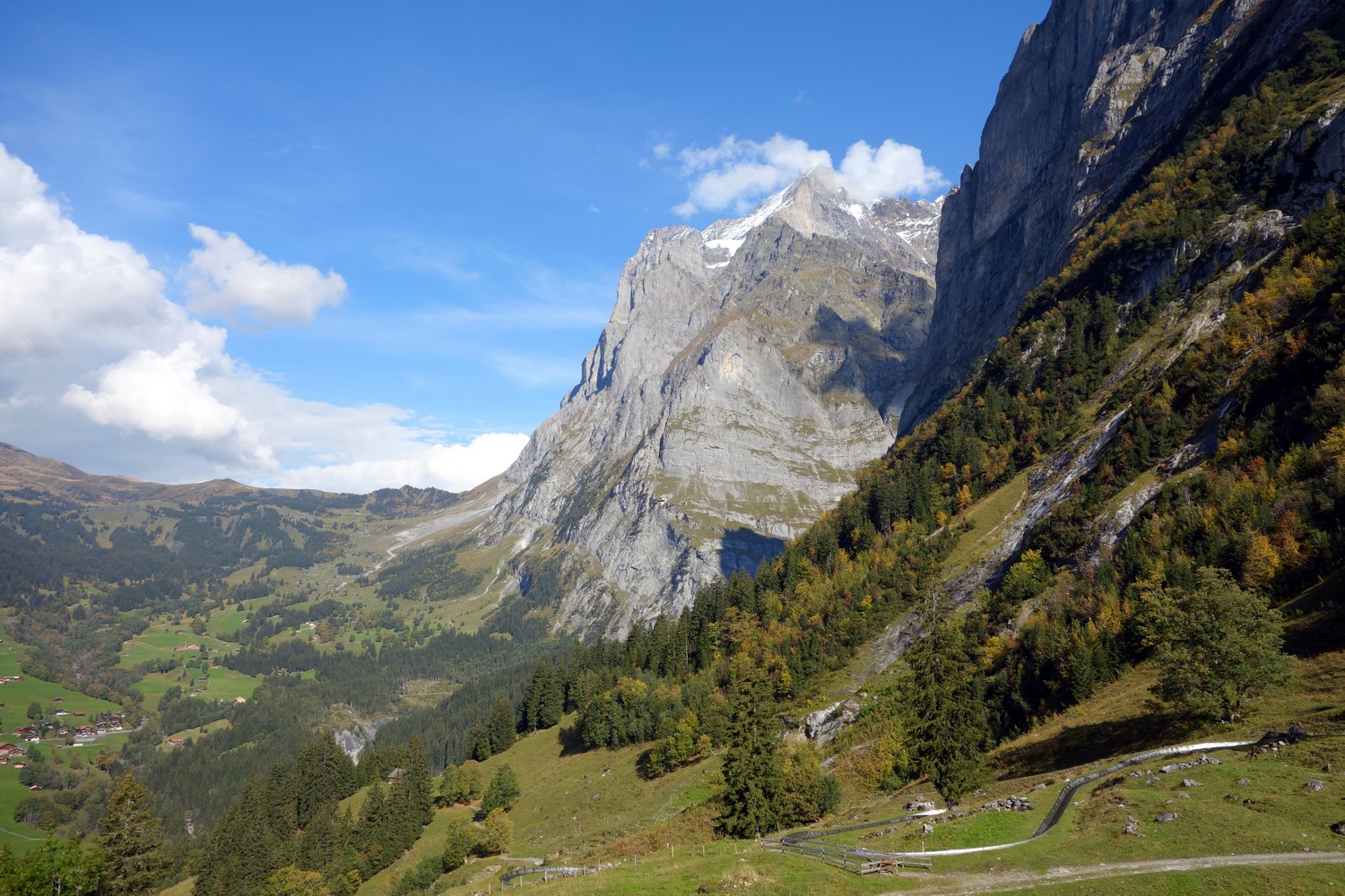 Основание горы 7. Гора Фрональпшток Швейцария. Альпы тропинки. Основание горы. Пещеры Беатус Швейцария.