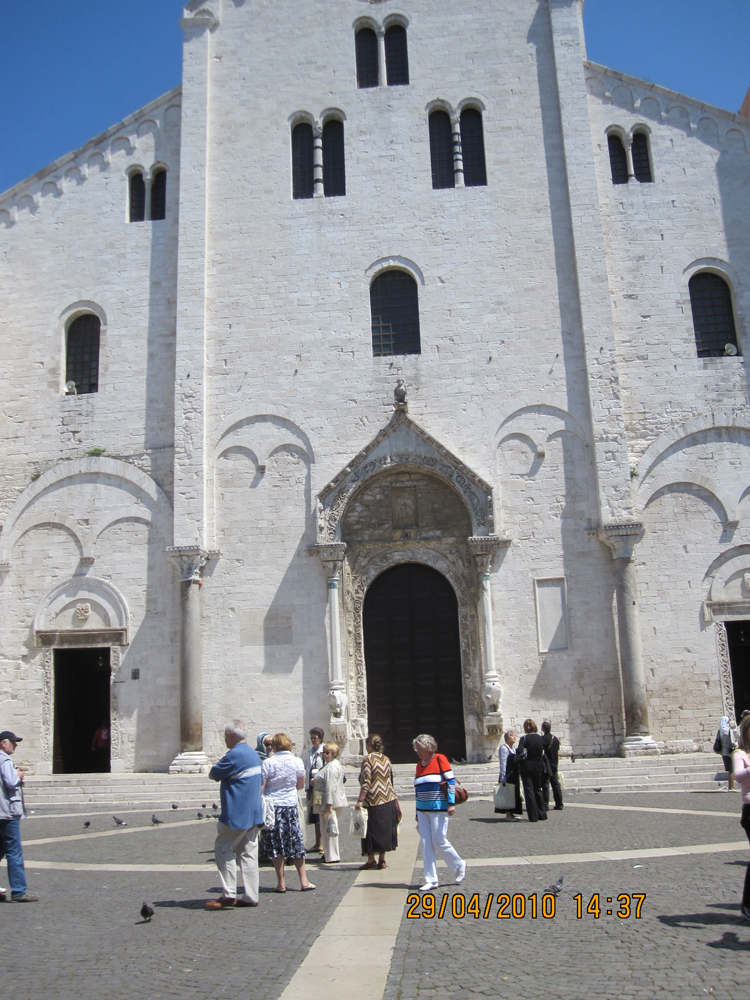 Бари католическая служба в базилике. Храм и мощи Николая Чудотворца в Бари (Италия)
