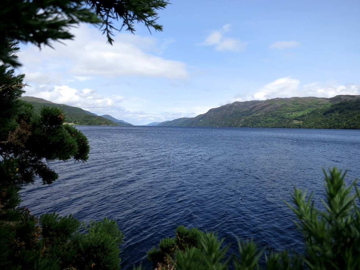 Озеро Лох Несс в Шотландии