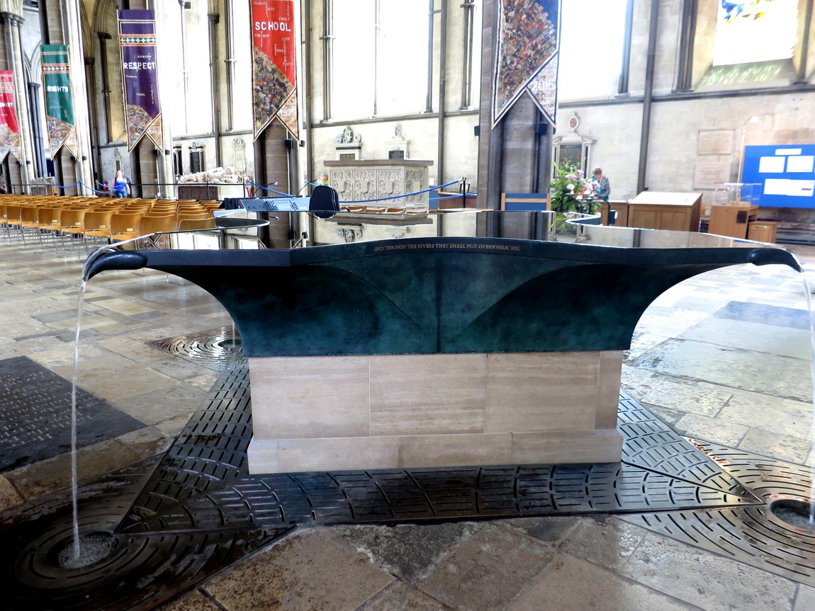 Уникальный фонтан-источник с рециркулирующей водой в Солсберийском соборе. (Великобритания)