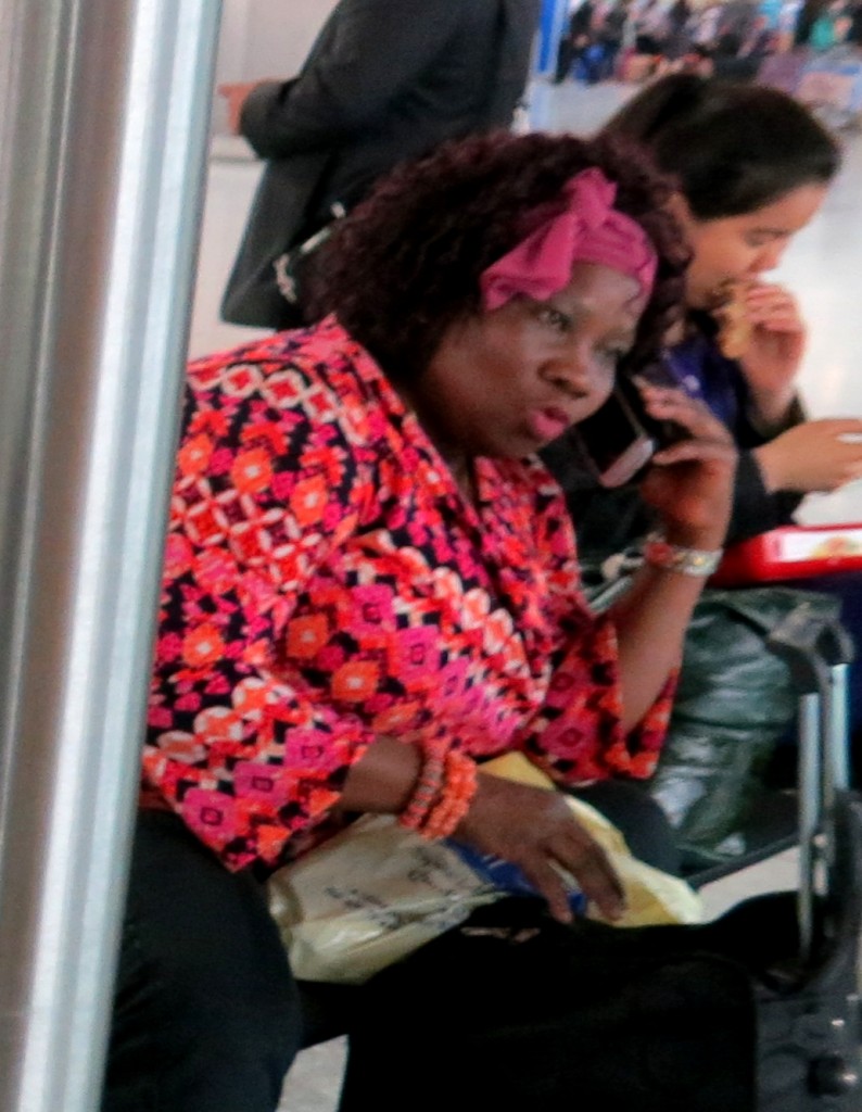 Калоритная негритянка в аэропорту Хитроу
