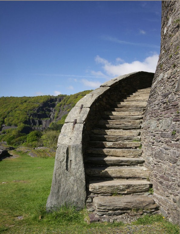 Руины башни замка. Уэльс - Замок Долбадарн
