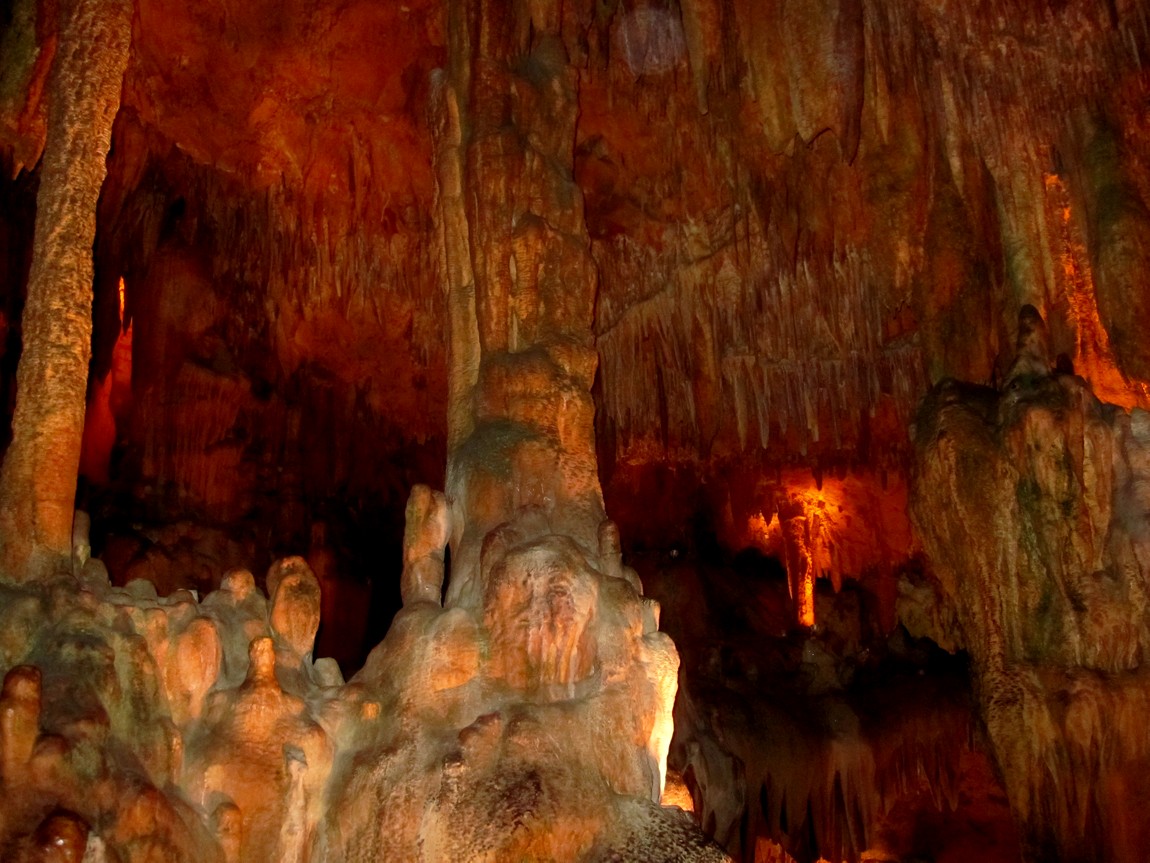 Сталактитовая и сталагмитовая пещера Дамлаташ в Аланье Турция