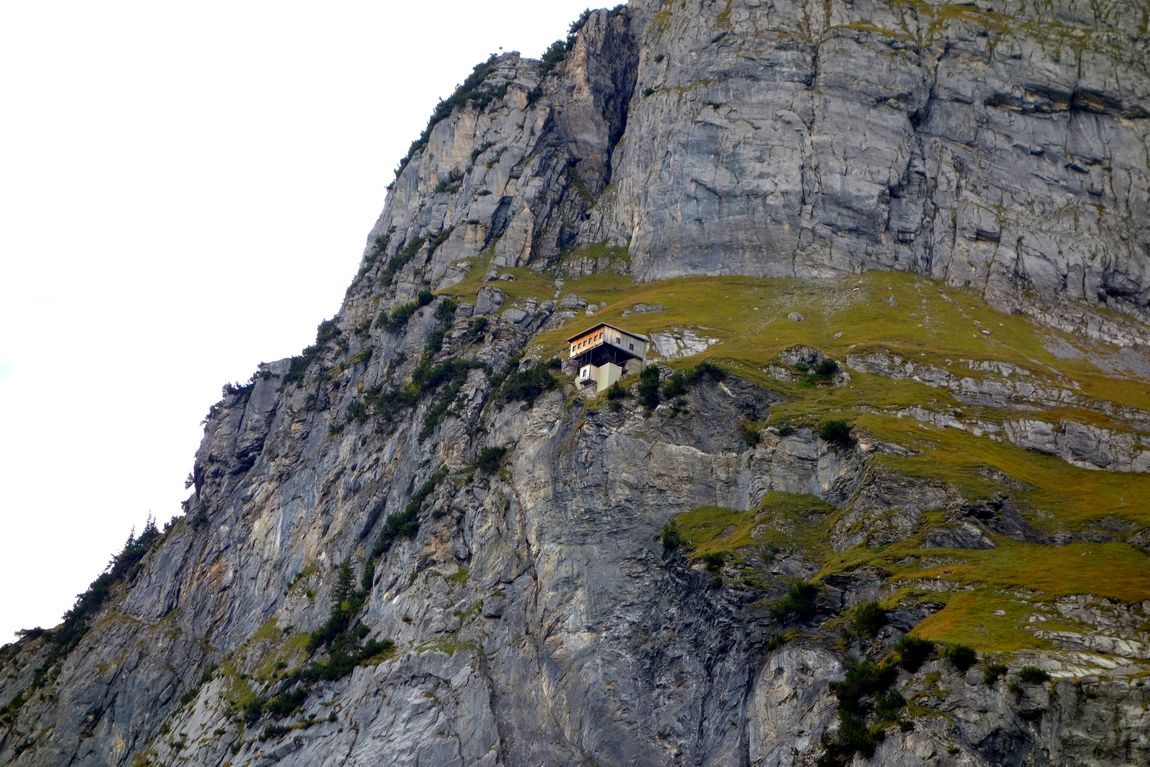 Канатная станция начало 20 столетия на скале в Швейцарии
