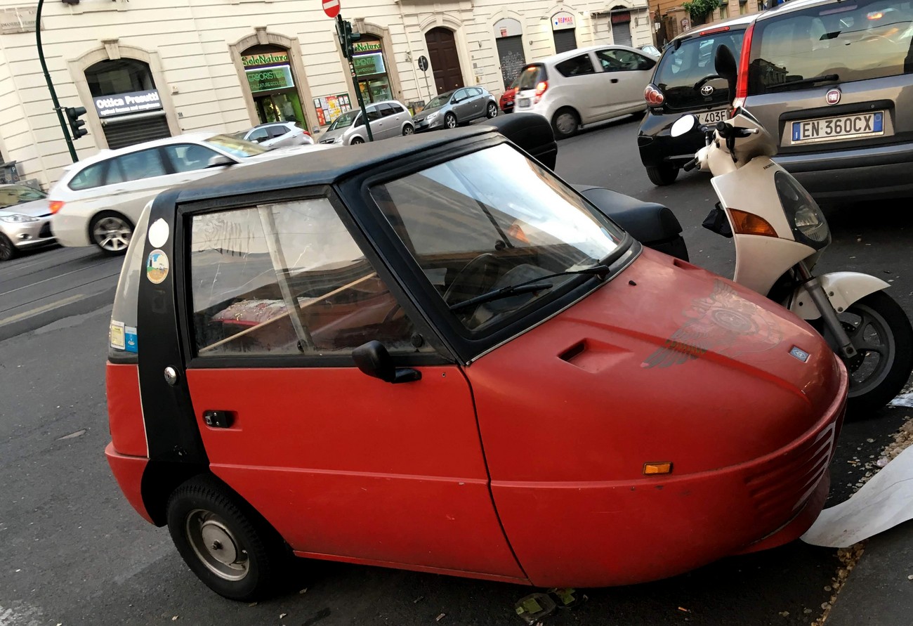 Машина - крошка в Риме