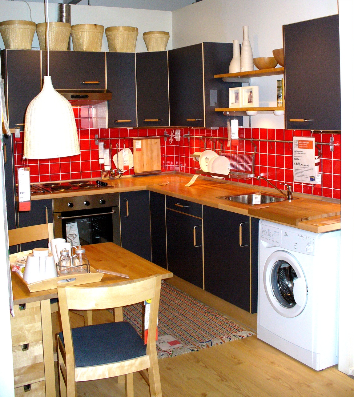 Кухня чёрная и красный фартук из плитки