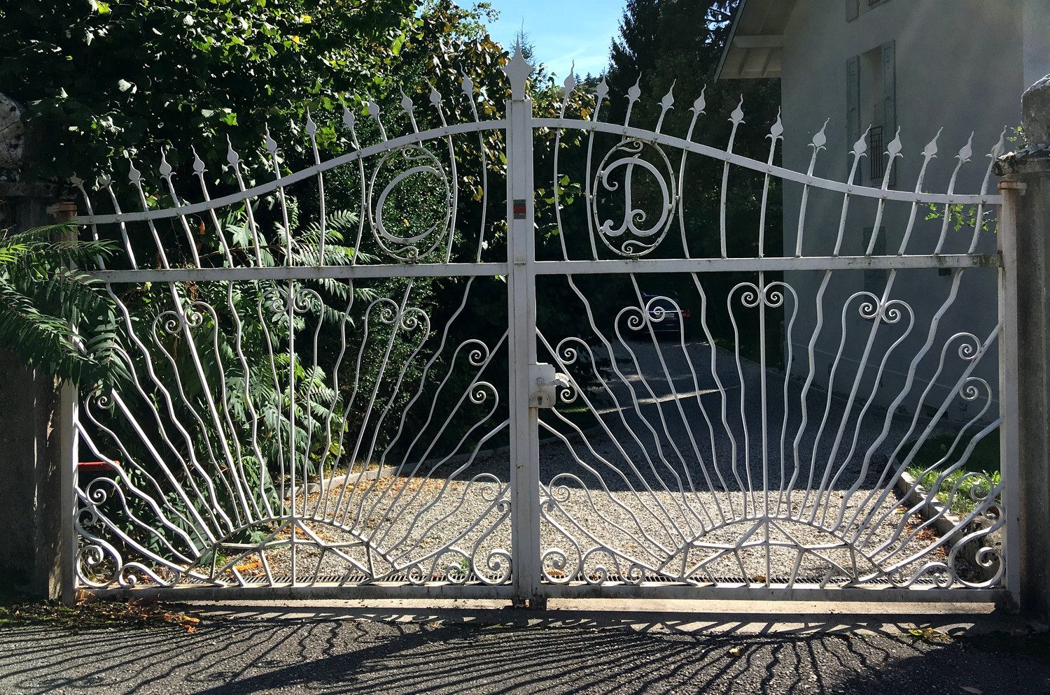 Кованные ворота в Швейцарии