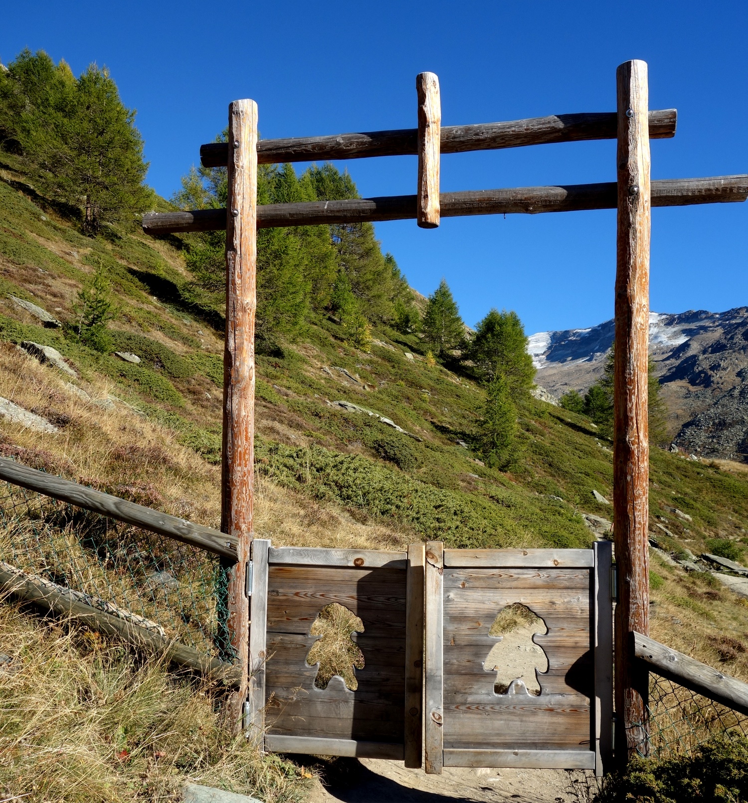 Деревянная калитка в Швейцарии