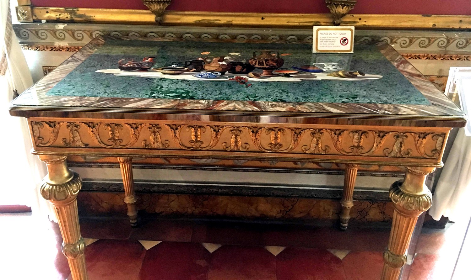 Роскошные столы  дворца Питти в Италии