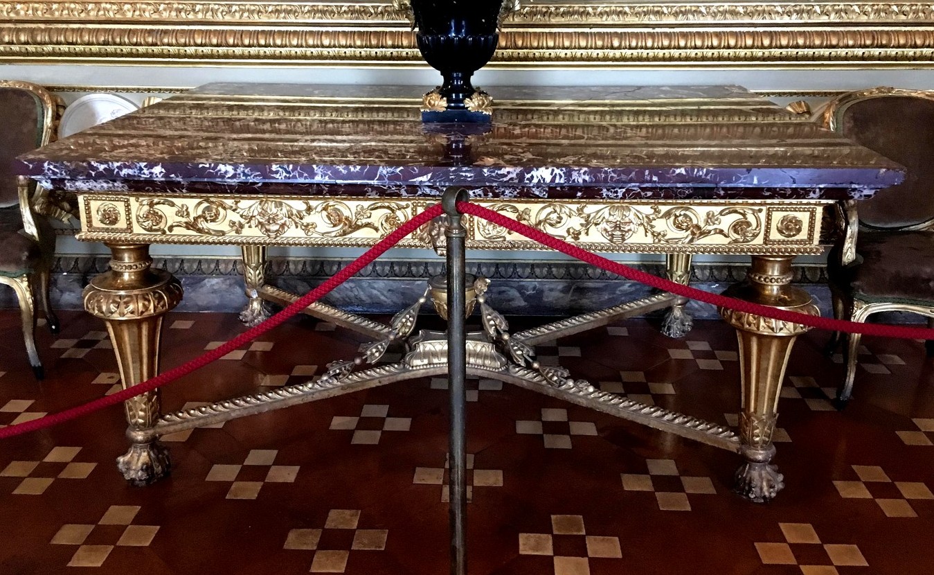 Роскошные столы  дворца Питти в Италии