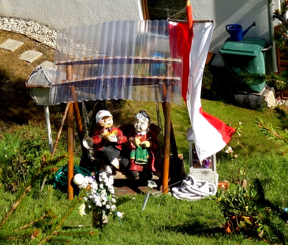 Куклы на детской площадке в Австрии