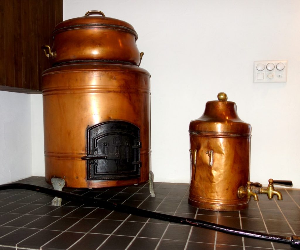 Старинная печь металлическая и бачок (Франция)