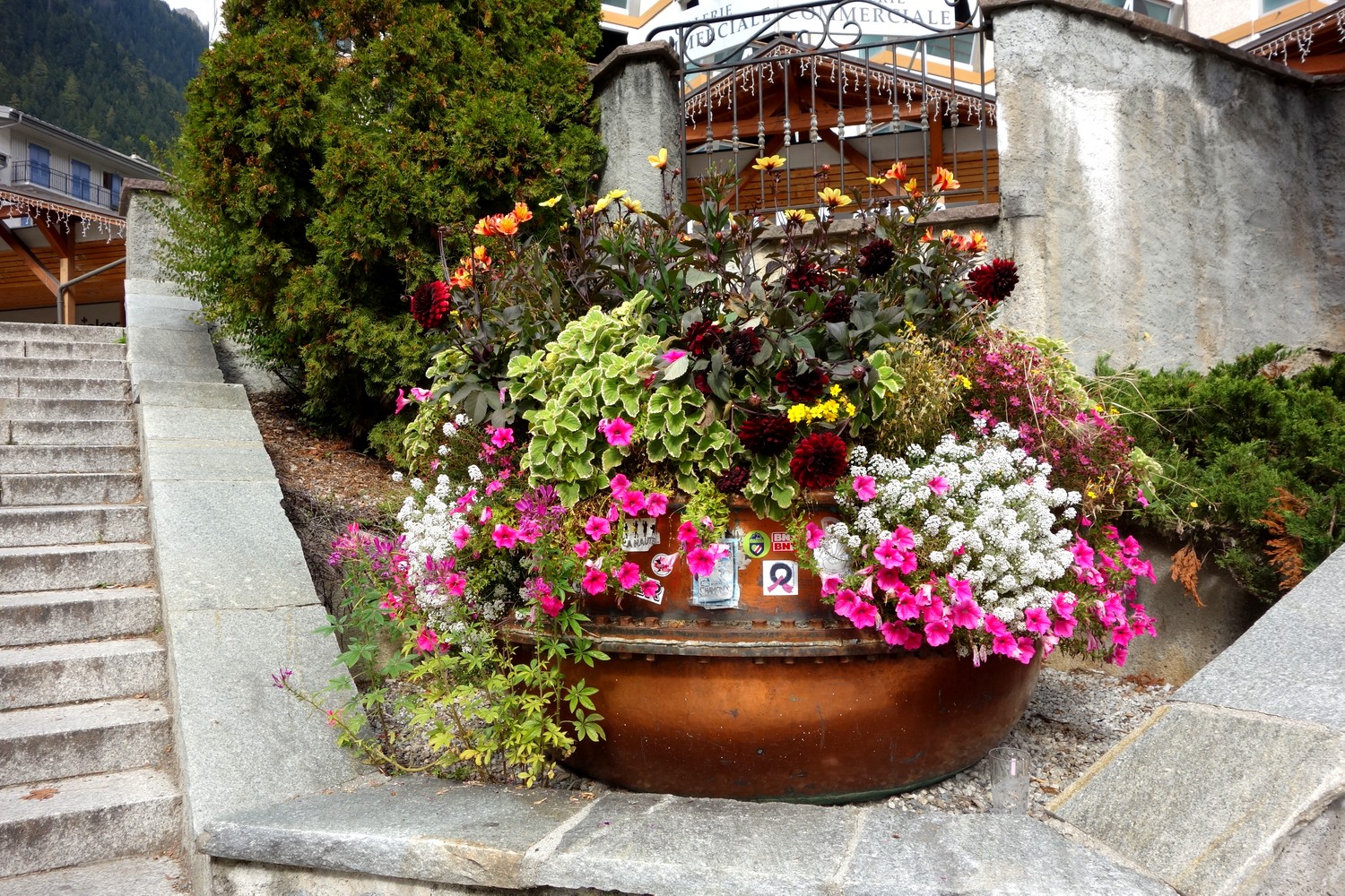 Огромный вазон с цветами в Анси