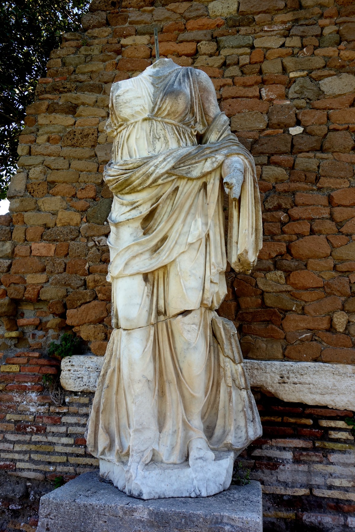 Женская статуя в античном городе Остия (Италия) - более 2 тыс. лет