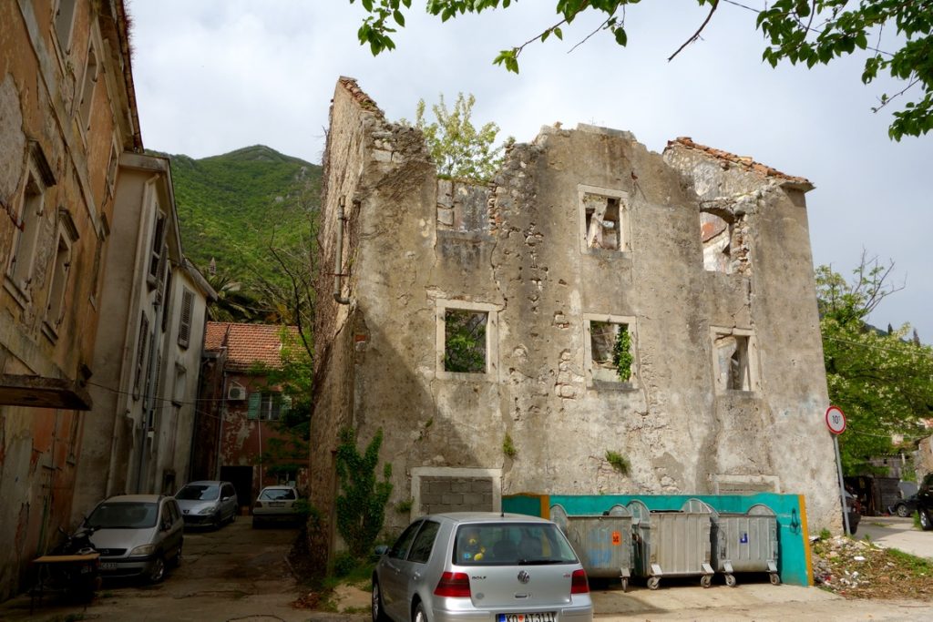 Прчань (Черногория) Дом после землетрясения