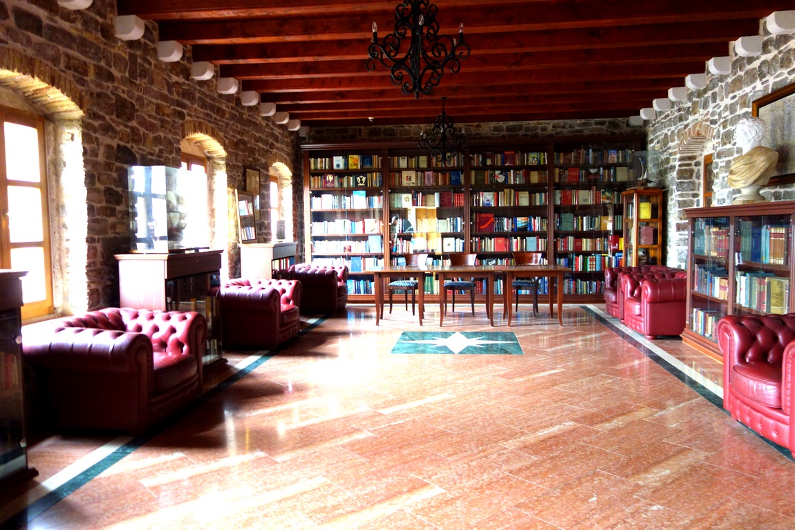 Библиотека при музее в Будве (Черногория)