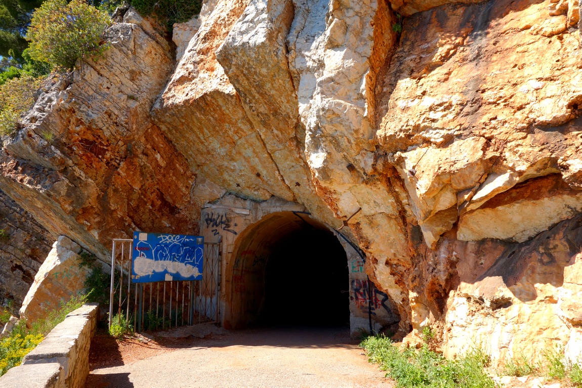 Вход в тоннель в Петровац (Черногория)