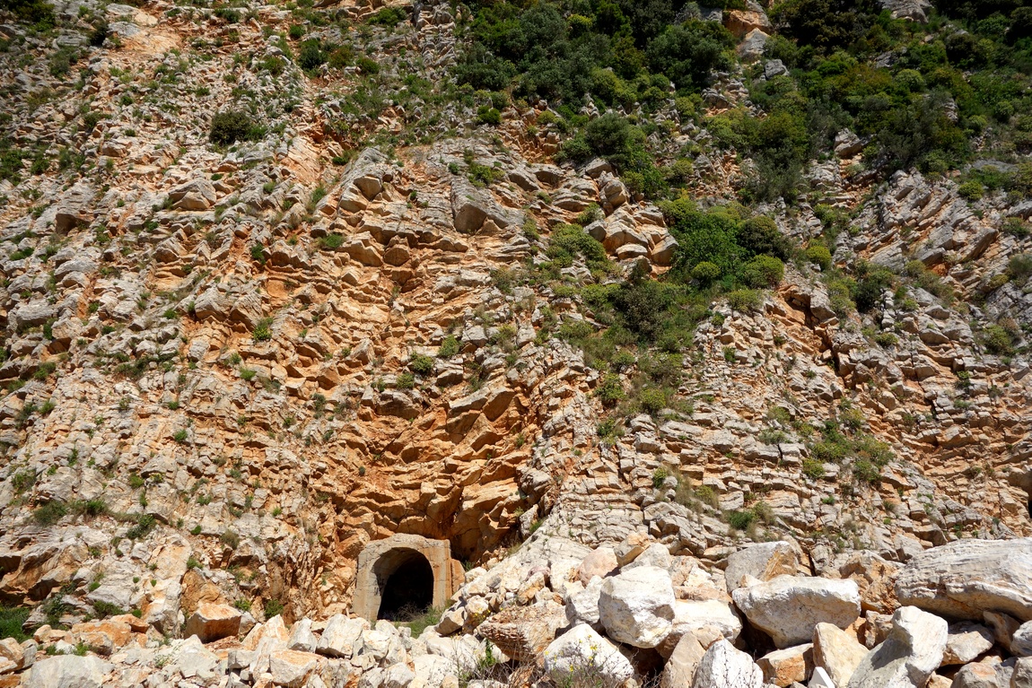 Тоннель в скале (Черногория)