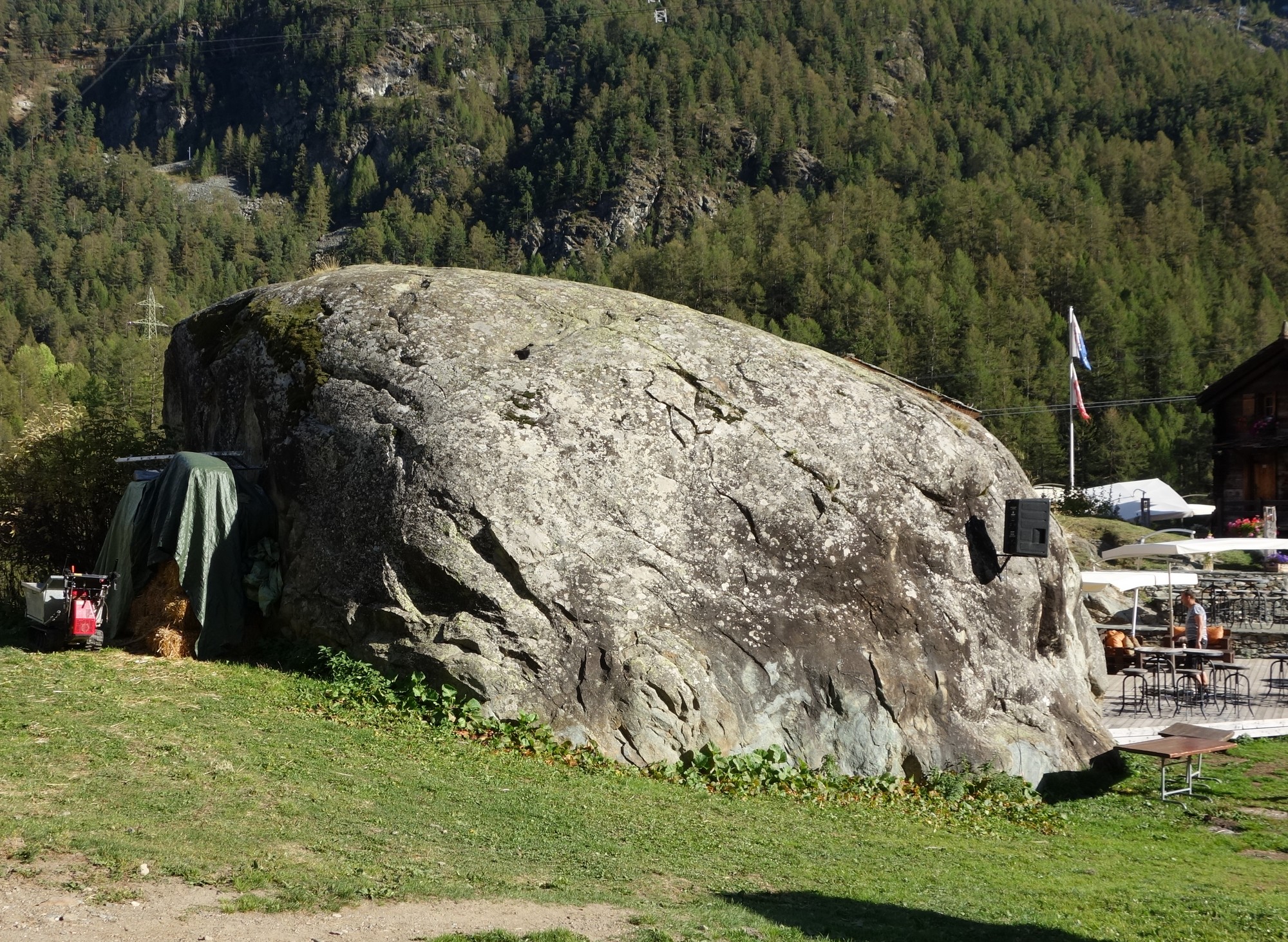 Огромный камень в горах Швейцарии