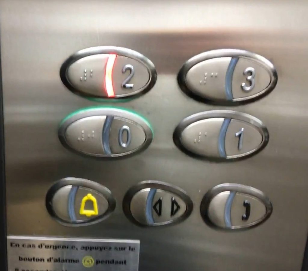 Кнопки в лифте для слепых