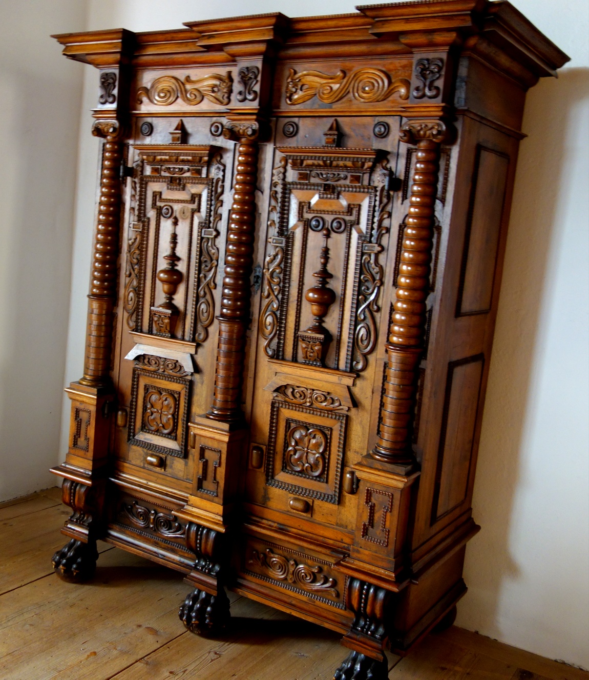 Резной кабинет. Старинный шкаф. Шкаф резной деревянный. Резная деревянная мебель. Старинная мебель.