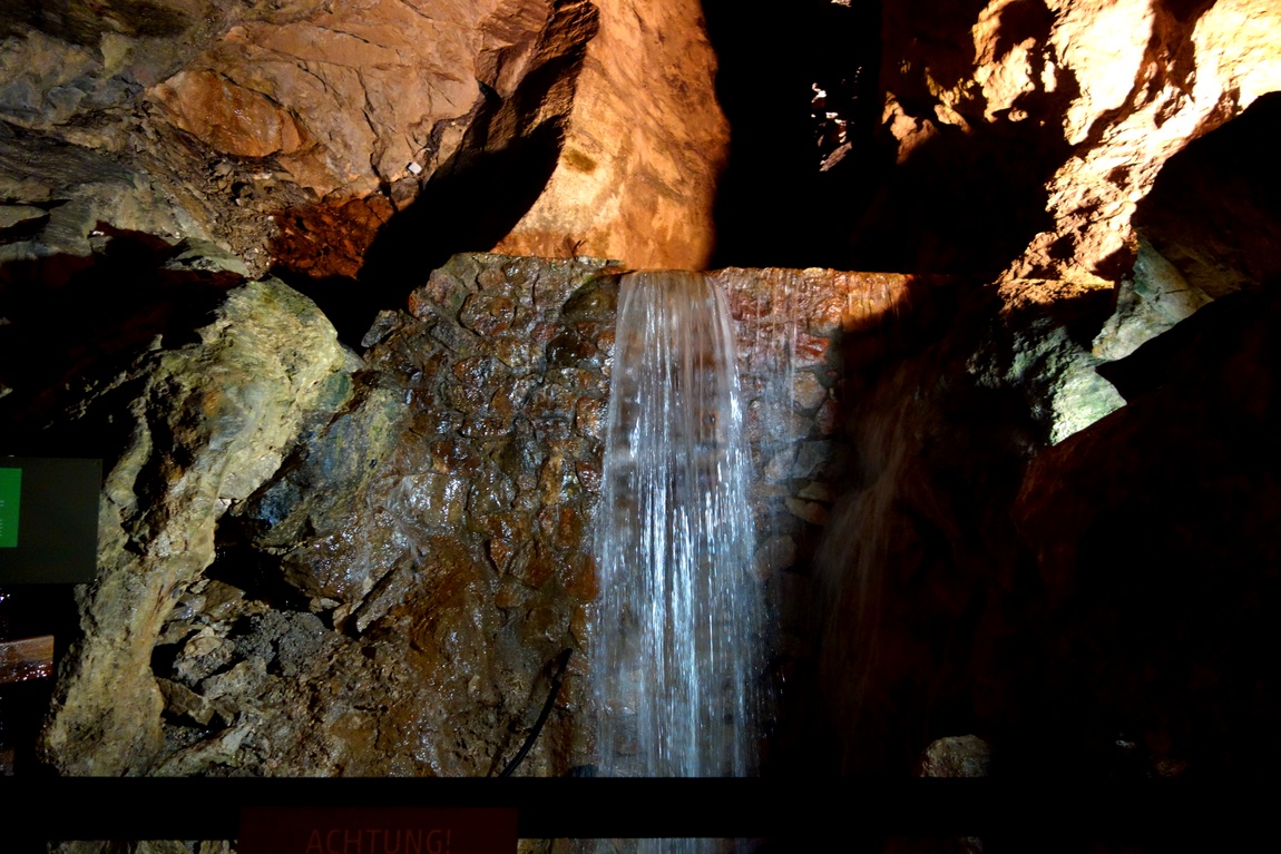 Водопад в пещерах Австрии