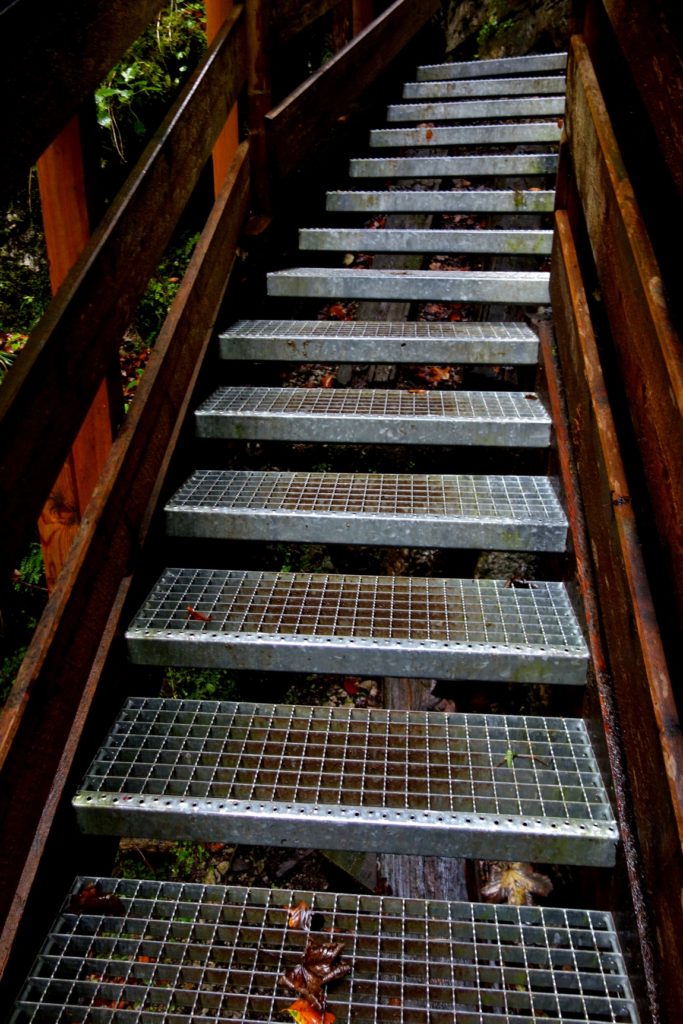 металлические лестницы в ущелье Австрии