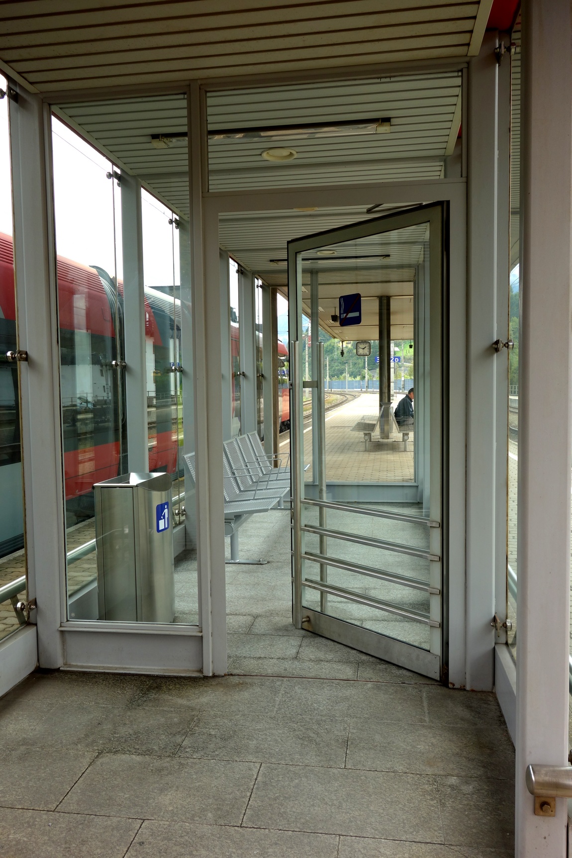 Крытый павильон между путями на вокзале в Санкт Йоханн (Австрия)