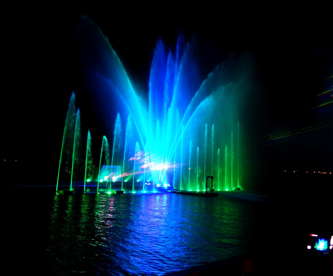 Световое водное шоу на озере у парка Элизабет (Австрия)