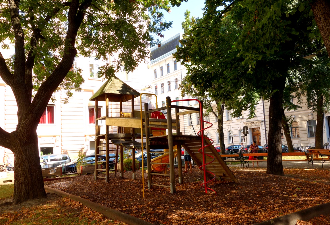 Городок когда появился. Детская площадка в Вене. Детские площадки в Вене.