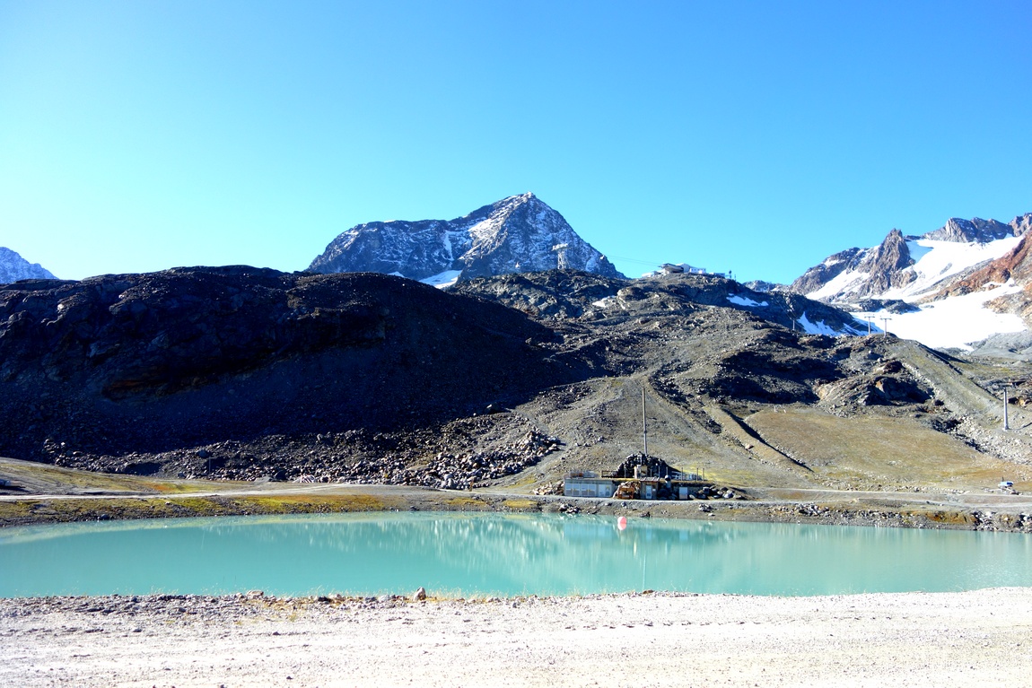 Искусственное озеро на леднике Штубай