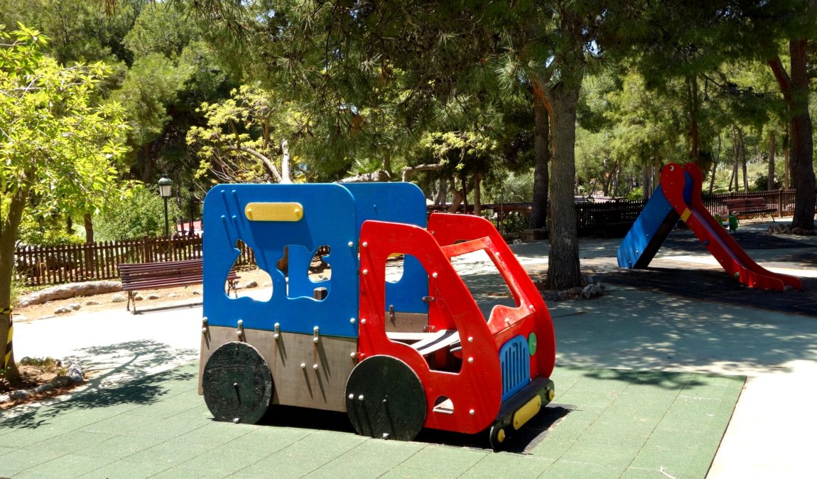 Детская машинка на игровой площадке в Испании