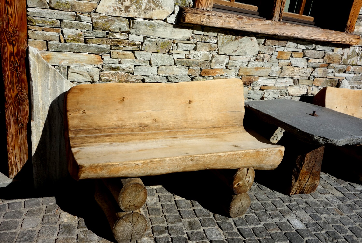 Грубая скамья из дерева в Швейцарии