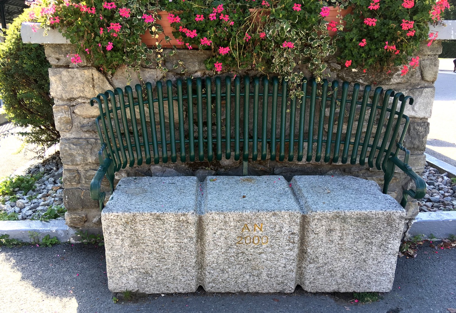 Скамья каменная в Швейцарии