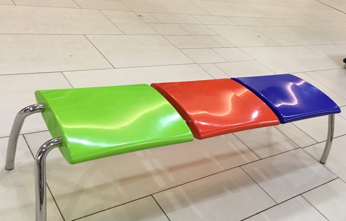 Пластиковая трёхцветная скамья 