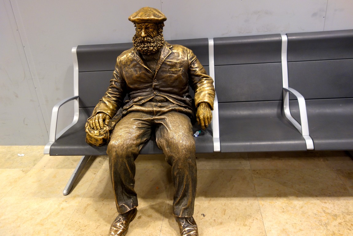 Сидящая статуя в аэропорту Испании