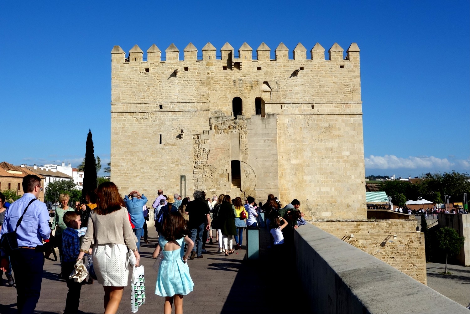 Башня Калахорра (Calahorra)-свободная крепость