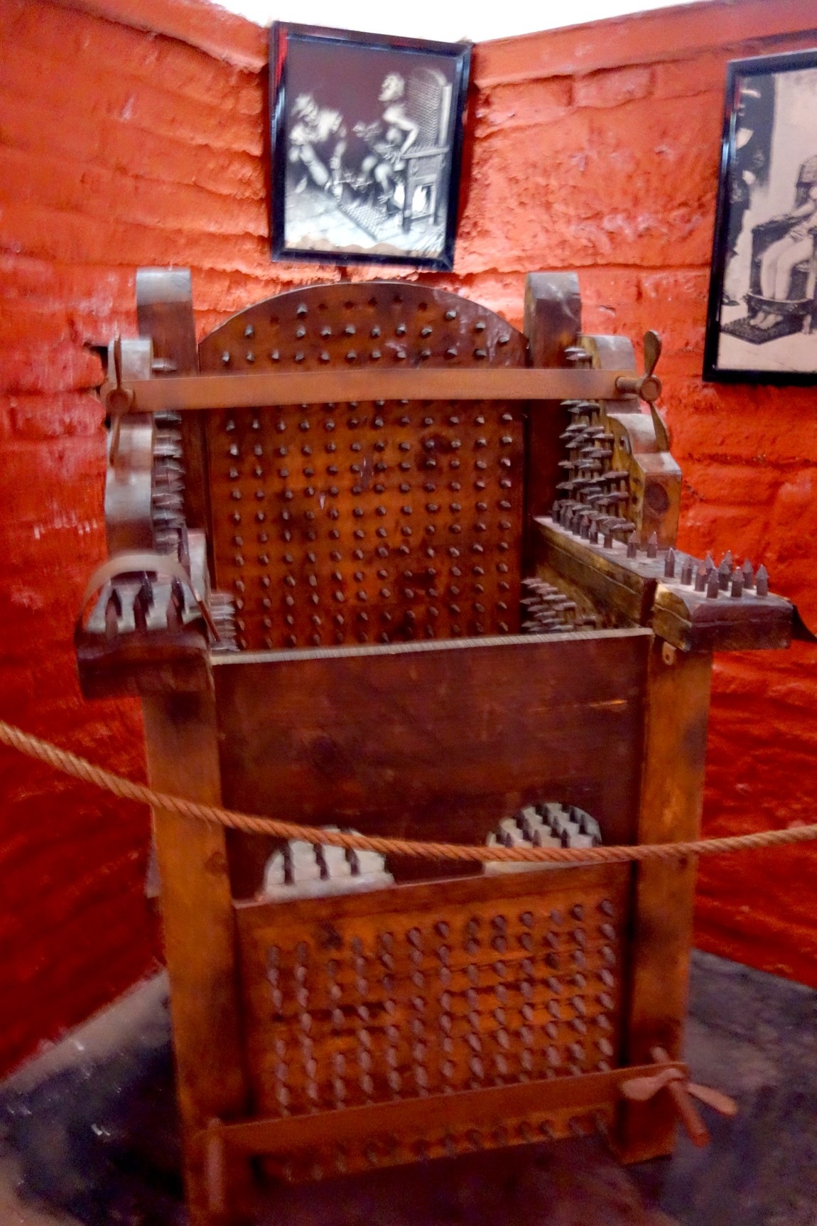 Музей инквизиции в Кордове - кресло допроса