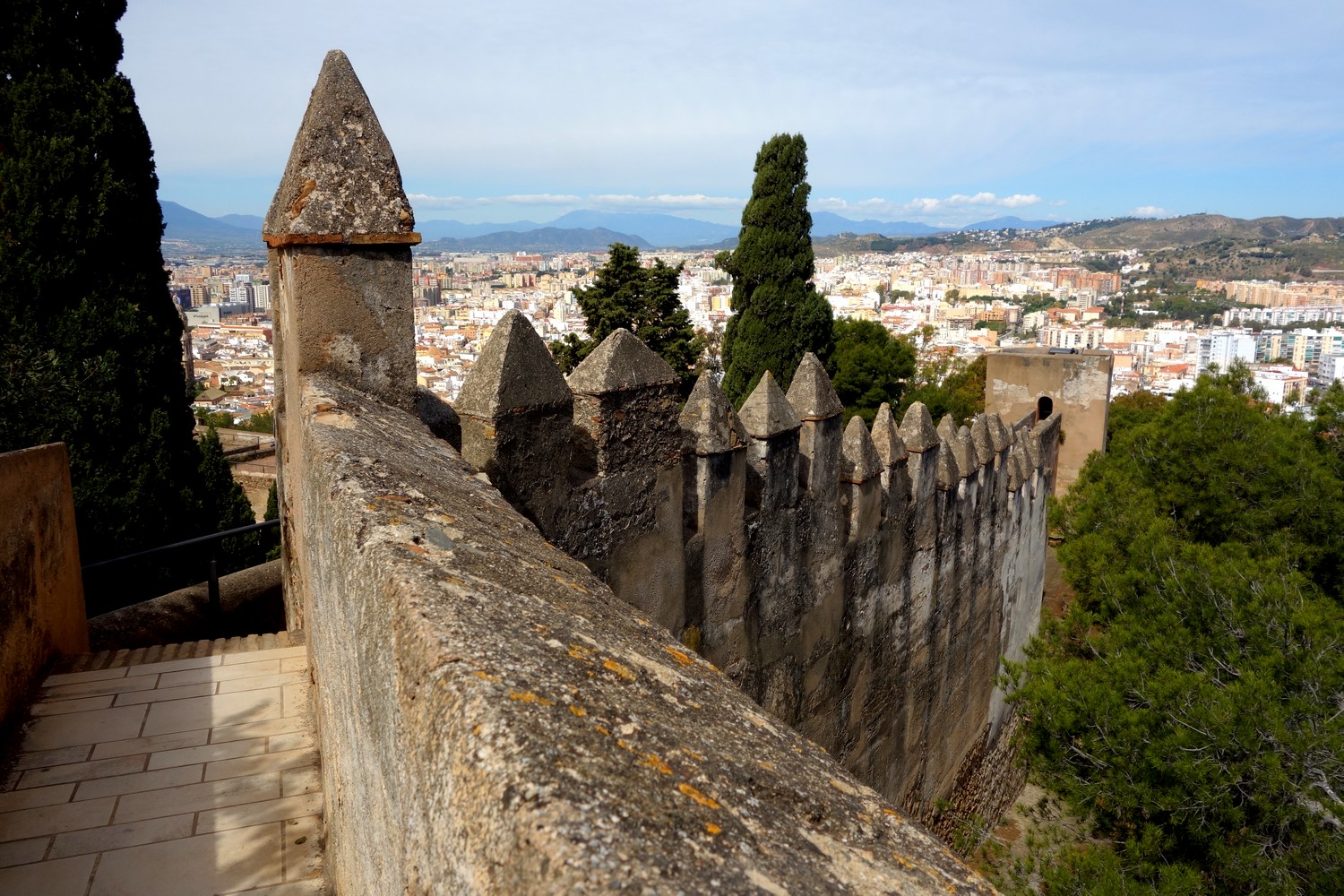 Крепость Кастильо-де-Гибральфаро находится на высоком холме с видом на город 