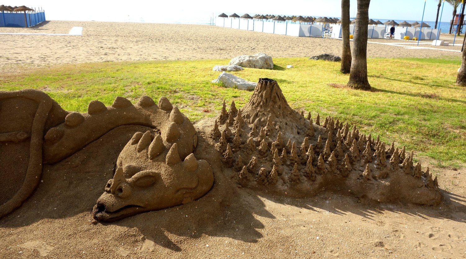 Пляж- фигуры из песка (Испания)