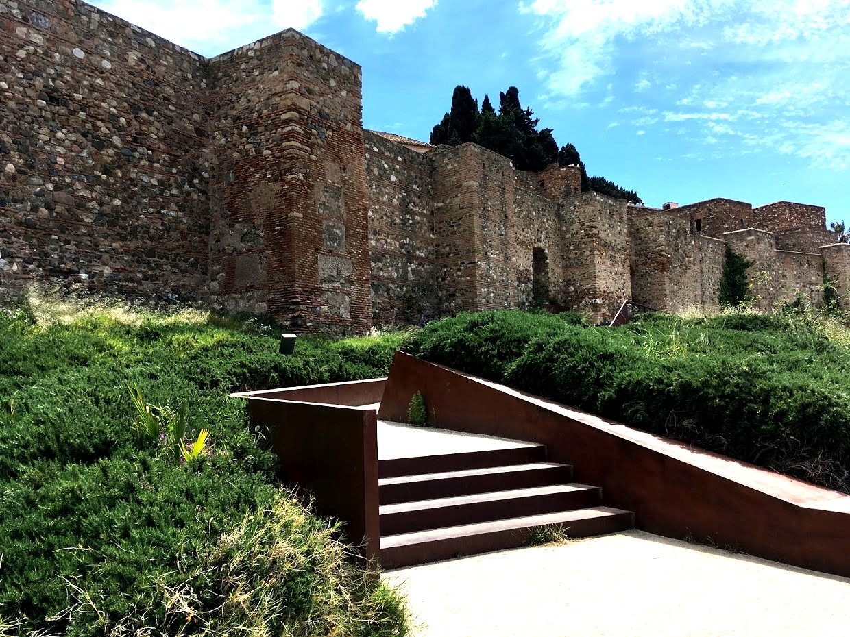Нижняя крепость Алькасаба - тупик, входа нет