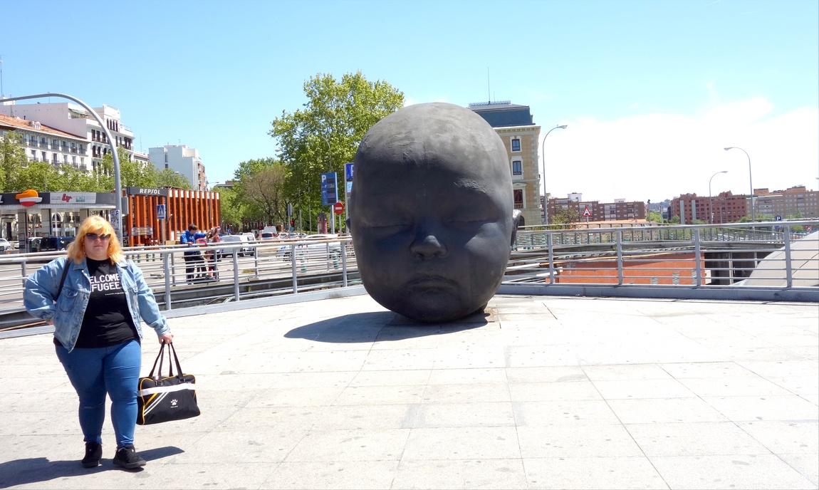Мадрид - скульптура головы ребёнка
