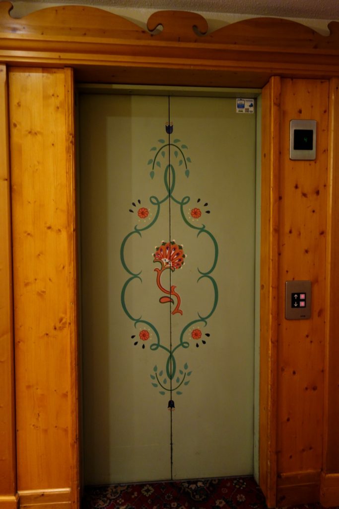 Лифт в отеле Les Balcons du Savoy 