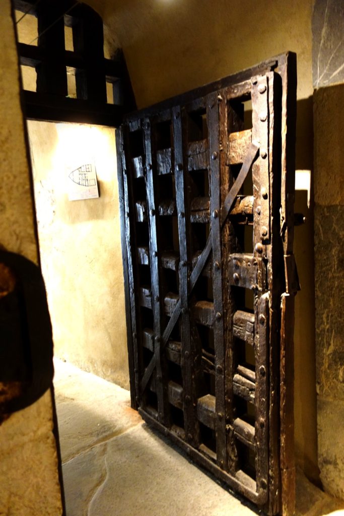 Тюремная дверь замка-тюрьмы (Франция)