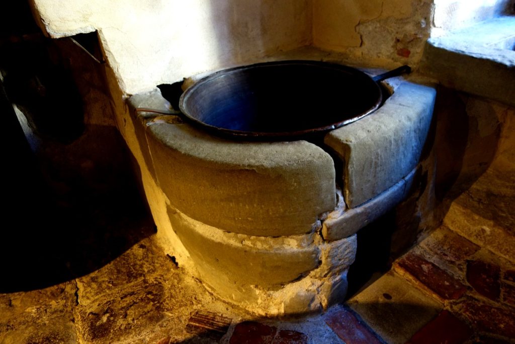 Кухонная печь с кастрюлей внутри в замке- тюрьме Франции